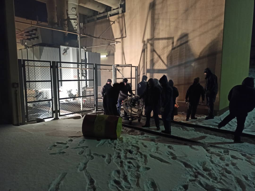 تصاویر تلاش کارکنان نیروگاه طوس در دمای منفی 18 درجه برای تولید برق پایدار