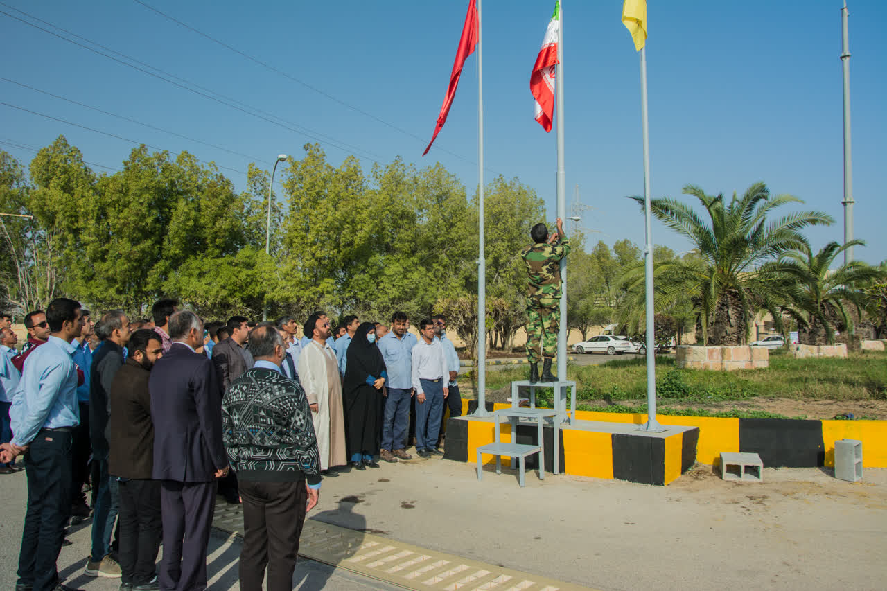 برگزاری آیین اهتزاز پرچم مقدس جمهوری اسلامی ایران در نیروگاه خلیج فارس