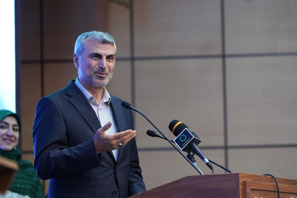 بزرگداشت علی شمس‌اردکانی در اختتامیه پنجمین جایزه ملی کتاب سال جوانان / از نقد ناترازی انرژی تا تأکید بر پیوند دانش و عمل